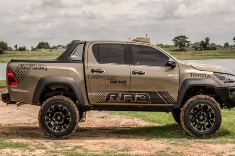 Hãng độ Thái Lan không đề cập đến các sửa đổi dành cho động cơ xe, phiên bản mạnh mẽ nhất của Toyota Hilux hiện đang dùng động cơ dầu diesel tăng áp 2.8L sản sinh công suất 201 mã lực và mô-men xoắn cực đại 500 Nm.