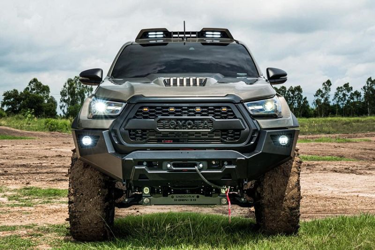 Gói điều chỉnh này sẽ chỉ dành cho phiên bản Hilux Revo hàng đầu, bao gồm lưới tản nhiệt mới, cản trước sau bằng kim loại cực hầm hố, nắp ca-pô mới, đèn LED gắn trên nóc xe, các vòm bánh xe mở rộng và cửa hậu phình ra.