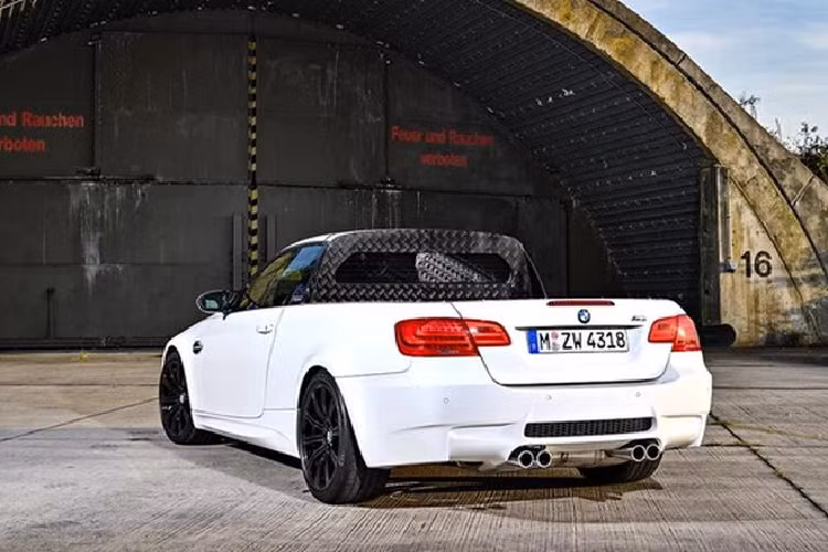 Với việc cắt bỏ phần thân trên phía sau, BMW M3 bán tải nhẹ hơn 50 kg so với một chiếc BMW M3 mui trần. Xe có tải trọng tối đa ở mức 450 kg.