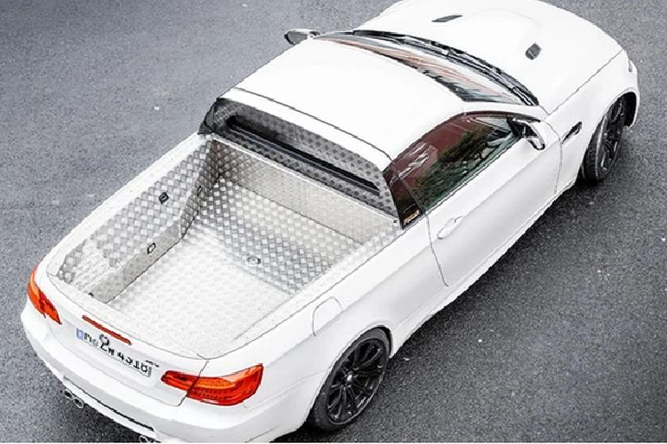 Khi đó, BMW M đã đặt tên chiếc xe là BMW Piccar bán tải. Được biết, chiếc M3 bán tải có thể vận hành hoàn toàn bình thường với vận tốc tối đa lên tới 214 km/h, tăng tốc từ 0 - 100 km/h trong 5,1 giây. Sức mạnh của xe đến từ khối động cơ V8 4.0L sản sinh công suất 414 mã lực.