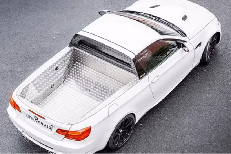 Khi đó, BMW M đã đặt tên chiếc xe là BMW Piccar bán tải. Được biết, chiếc M3 bán tải có thể vận hành hoàn toàn bình thường với vận tốc tối đa lên tới 214 km/h, tăng tốc từ 0 - 100 km/h trong 5,1 giây. Sức mạnh của xe đến từ khối động cơ V8 4.0L sản sinh công suất 414 mã lực.