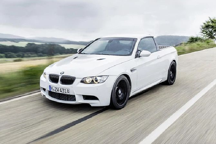 Phần khung thân phía sau của chiếc sedan hiệu suất đã được cắt sửa để biến thành thùng chứa đồ.