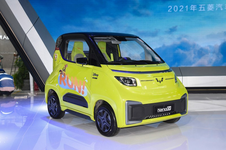 Theo đó, tại thị trường ôtô lớn nhất thế giới, Wuling NanoEV 2022 được chia thành 3 bản trang bị, mang tên Have Fun, Love và Disney Zootopia, với giá dao động từ 49.800 - 59.800 Nhân dân tệ (khoảng 174 - 209 triệu đồng). Như vậy, mẫu ôtô này có giá cao gấp đôi so với dự đoán ban đầu. Đồng thời, giá xe Wuling NanoEV 2022 còn đắt hơn nhiều so với đàn anh Hongguang Mini EV.