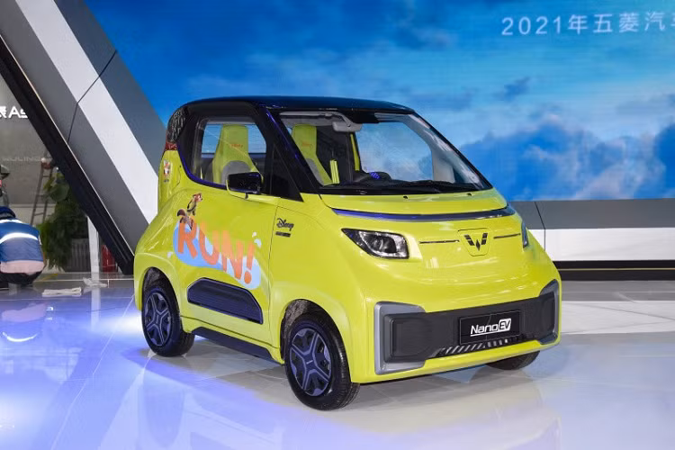 Theo đó, tại thị trường ôtô lớn nhất thế giới, Wuling NanoEV 2022 được chia thành 3 bản trang bị, mang tên Have Fun, Love và Disney Zootopia, với giá dao động từ 49.800 - 59.800 Nhân dân tệ (khoảng 174 - 209 triệu đồng). Như vậy, mẫu ôtô này có giá cao gấp đôi so với dự đoán ban đầu. Đồng thời, giá xe Wuling NanoEV 2022 còn đắt hơn nhiều so với đàn anh Hongguang Mini EV.