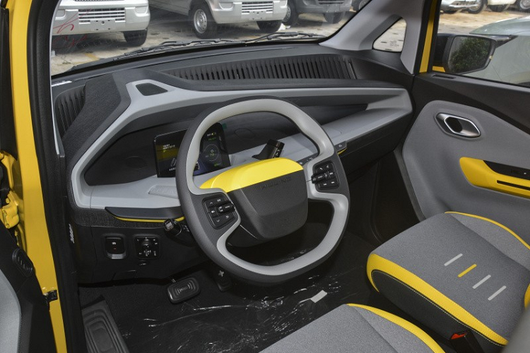 Không chỉ nhỏ hơn, Wuling NanoEV 2022 còn sở hữu thiết kế ngoại thất được đánh giá là đẹp mắt hơn so với Hongguang Mini EV. Bên ngoài, Wuling NanoEV 2022 sở hữu thiết kế 2 cửa truyền thống. Trên đầu xe, mẫu ô tô điện Trung Quốc này được trang bị logo hình đôi cánh màu bạc và 2 nẹp mạ crôm nằm giữa cụm đèn pha khá nhỏ. Bên dưới là hốc gió trung tâm giả màu đen với viền hình chữ "C" màu bạc hai bên.