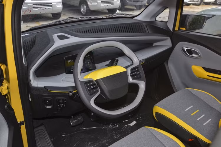 Không chỉ nhỏ hơn, Wuling NanoEV 2022 còn sở hữu thiết kế ngoại thất được đánh giá là đẹp mắt hơn so với Hongguang Mini EV. Bên ngoài, Wuling NanoEV 2022 sở hữu thiết kế 2 cửa truyền thống. Trên đầu xe, mẫu ô tô điện Trung Quốc này được trang bị logo hình đôi cánh màu bạc và 2 nẹp mạ crôm nằm giữa cụm đèn pha khá nhỏ. Bên dưới là hốc gió trung tâm giả màu đen với viền hình chữ "C" màu bạc hai bên.