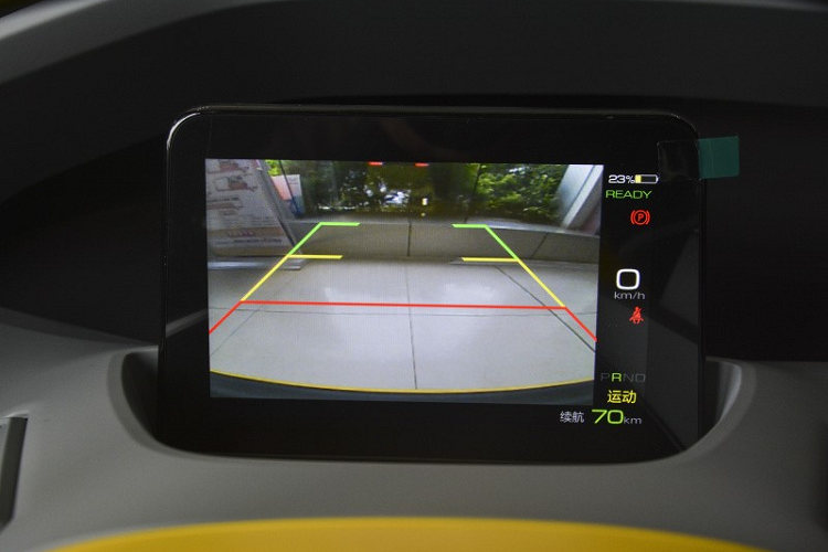 Khi mua Wuling NanoEV 2022, khách hàng Trung Quốc có thể chọn 1 trong 4 màu sơn ngoại thất là trắng, xanh dương, vàng và xám. Các màu sơn này cũng sẽ xuất hiện bên trong nội thất của xe. Theo thương hiệu Wuling, NanoEV hướng đến là xe dành cho các cặp đôi nhằm thu hút thế hệ trẻ Gen Z. Bước vào bên trong xe, khách hàng Trung Quốc sẽ bắt gặp mặt táp-lô có thiết kế khá lạ mắt. Bên cạnh đó là vô lăng tích hợp phím chức năng, màn hình LCD độ phân giải cao với kích thước 7 inch phía sau, các nút cảm ứng chỉnh điều hòa và nút bấm khởi động máy.