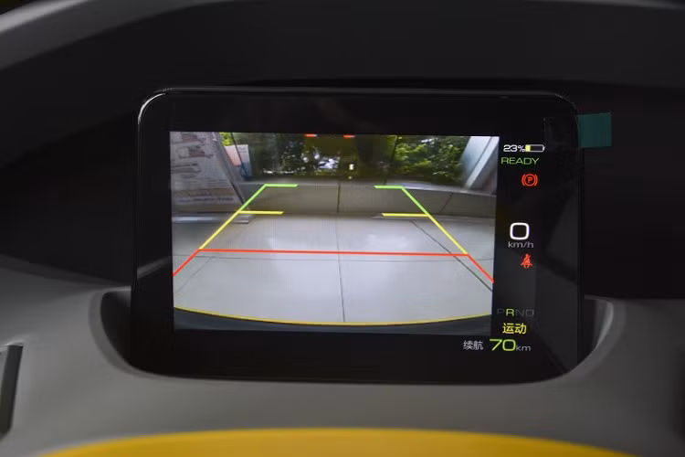 Khi mua Wuling NanoEV 2022, khách hàng Trung Quốc có thể chọn 1 trong 4 màu sơn ngoại thất là trắng, xanh dương, vàng và xám. Các màu sơn này cũng sẽ xuất hiện bên trong nội thất của xe. Theo thương hiệu Wuling, NanoEV hướng đến là xe dành cho các cặp đôi nhằm thu hút thế hệ trẻ Gen Z. Bước vào bên trong xe, khách hàng Trung Quốc sẽ bắt gặp mặt táp-lô có thiết kế khá lạ mắt. Bên cạnh đó là vô lăng tích hợp phím chức năng, màn hình LCD độ phân giải cao với kích thước 7 inch phía sau, các nút cảm ứng chỉnh điều hòa và nút bấm khởi động máy.