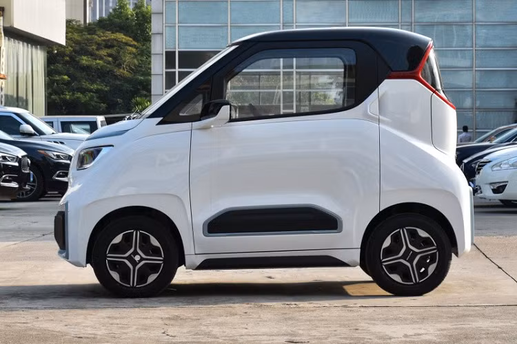 Wuling NanoEV 2022 về cơ bản chính là phiên bản thay đổi tên gọi của Baojun E200. Điều này không có gì lạ vì Wuling và Baojun đều là thương hiệu con của liên doanh SAIC-GM-Wuling. So với Baojun E200, Wuling NanoEV 2022 có kích thước lớn hơn, bao gồm chiều dài 2.500 mm, chiều rộng 1.526 mm, chiều cao 1.616 mm và chiều dài cơ sở 1.600 mm.