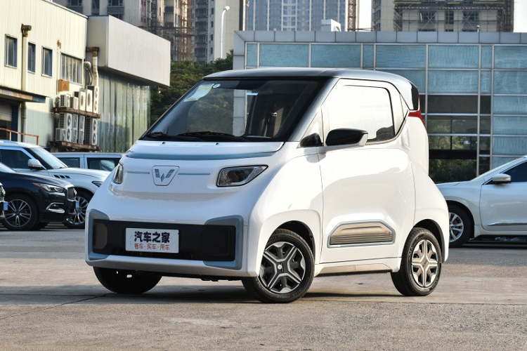 Ngoài ra, mẫu xe này còn ngắn hơn 417 mm, rộng hơn 33 mm, thấp hơn 5 mm và chiều dài cơ sở giảm 340 mm so với Wuling Hongguang Mini EV. Với kích thước nhỏ như trên, xe điện Wuling NanoEV 2022 chỉ được trang bị nội thất 2 chỗ ngồi thay vì 4 chỗ như Hongguang Mini EV.