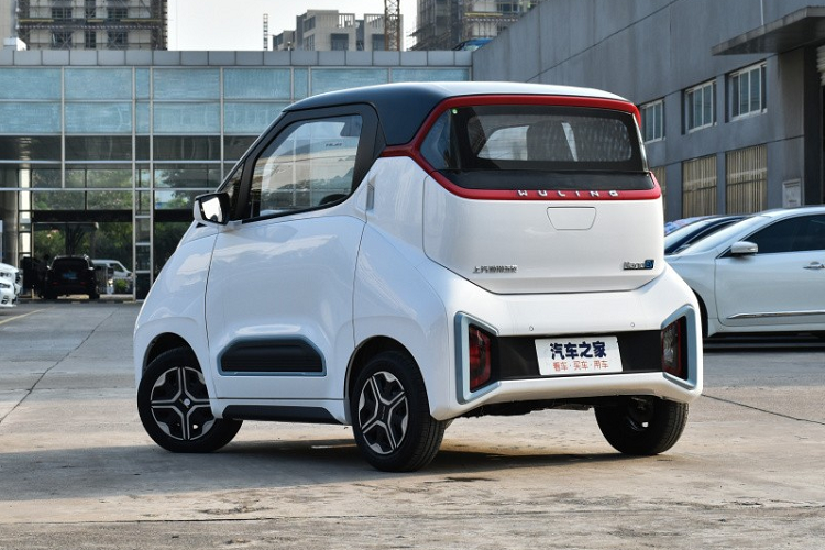 Người dùng cũng có thể lắp thêm bộ sạc nhanh 6,6 kW và chỉ cần chờ 4,5 tiếng là sạc đầy pin cho xe. Ngoài ra, cụm pin này còn có công nghệ tản nhiệt, cách điện, chống bụi và chống nước. Cuối cùng là những trang bị an toàn như hỗ trợ leo dốc, cảnh báo người đi bộ ở tốc độ thấp, radar hỗ trợ lùi, camera lùi, hệ thống cảnh báo áp suất lốp, cân bằng điện tử và phanh tay điện tử.