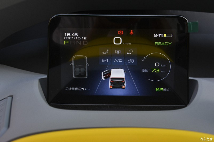 Bên sườn, mẫu ô tô cỡ nhỏ này đi kèm bộ vành sơn phối 2 màu và tấm ốp màu đen trên cửa, được bao quanh bằng viền màu bạc. Thêm vào đó là phần nóc được sơn màu khác biệt so với thân xe, tạo cảm giác thời trang. Tay nắm cửa cửa xe được đặt cao, sát với cột B. Ở đằng sau, Wuling NanoEV 2022 được trang bị cụm đèn hậu nổi bật, bao quanh cửa kính sau và tích hợp tem chữ nổi "Wuling" màu bạc. Trên cản sau xuất hiện hốc gió giả với thiết kế tương tự trên đầu xe, tích hợp đèn sương mù sau và đèn phản quang.