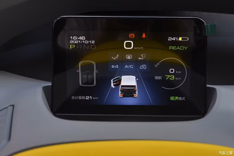 Bên sườn, mẫu ô tô cỡ nhỏ này đi kèm bộ vành sơn phối 2 màu và tấm ốp màu đen trên cửa, được bao quanh bằng viền màu bạc. Thêm vào đó là phần nóc được sơn màu khác biệt so với thân xe, tạo cảm giác thời trang. Tay nắm cửa cửa xe được đặt cao, sát với cột B. Ở đằng sau, Wuling NanoEV 2022 được trang bị cụm đèn hậu nổi bật, bao quanh cửa kính sau và tích hợp tem chữ nổi "Wuling" màu bạc. Trên cản sau xuất hiện hốc gió giả với thiết kế tương tự trên đầu xe, tích hợp đèn sương mù sau và đèn phản quang.