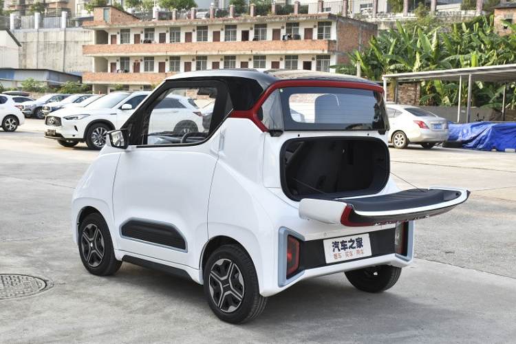 Nguồn cung cấp sức mạnh cho Wuling NanoEV 2022 là mô-tơ điện đồng bộ nam châm vĩnh cửu, tạo ra công suất tối đa 24 kW và mô-men xoắn cực đại 85 Nm. Nhà sản xuất cho biết, cụm pin của Wuling NanoEV 2022 sẽ giúp xe chạy được khoảng 305 km sau 1 lần sạc đầy, dài hơn cả Hongguang Mini EV. Cụm pin có thể sạc bằng nguồn điện 220 V ở nhà.