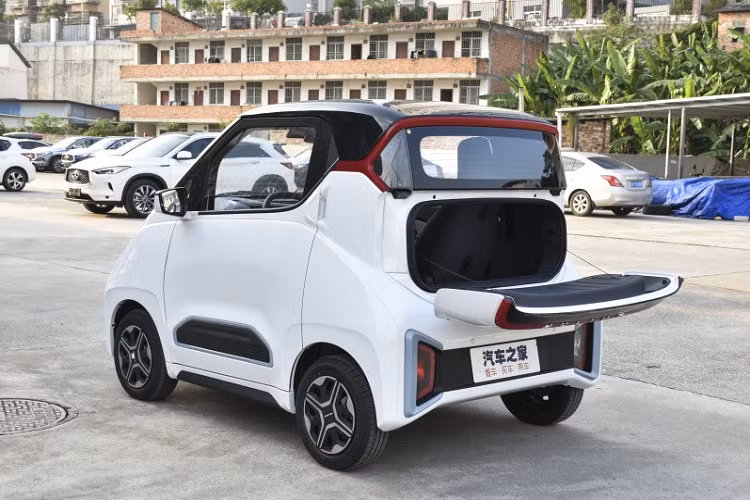 Nguồn cung cấp sức mạnh cho Wuling NanoEV 2022 là mô-tơ điện đồng bộ nam châm vĩnh cửu, tạo ra công suất tối đa 24 kW và mô-men xoắn cực đại 85 Nm. Nhà sản xuất cho biết, cụm pin của Wuling NanoEV 2022 sẽ giúp xe chạy được khoảng 305 km sau 1 lần sạc đầy, dài hơn cả Hongguang Mini EV. Cụm pin có thể sạc bằng nguồn điện 220 V ở nhà.
