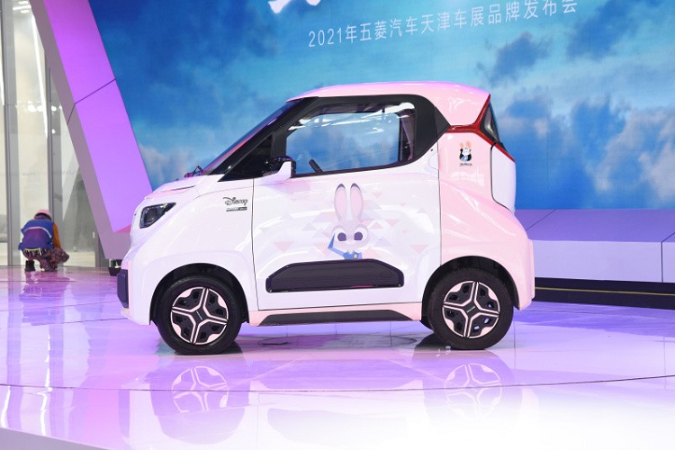 Hôm nay, ngày 17/11/2021, thương hiệu Wuling của liên doanh SAIC-GM-Wuling đã chính thức tung mẫu ôtô điện cỡ nhỏ Wuling NanoEV 2022 mới tại thị trường Trung Quốc. Đồng thời, giá bán của mẫu ôtô điện Trung Quốc này cũng được công bố.