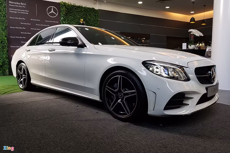 Ra mắt vào đầu năm 2019, dòng Mercedes-Benz C-Class tại Việt Nam là phiên bản facelift, sở hữu nhiều tính năng mới nhất của Mercedes như hệ thống đèn pha MULTIBEAM LED hay EQ Boost.