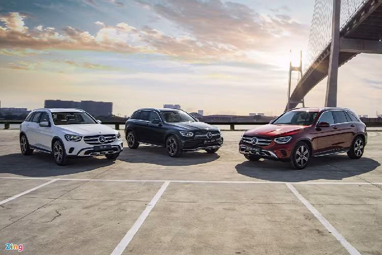 GLC đang là mẫu xe nổi bật trong phân khúc. Với nguồn cung phụ tùng nhập khẩu bị cắt giảm do dịch Covid-19, các phiên bản GLC hầu như cháy hàng. Đồng thời, khách hàng muốn mua phải gặp tình trạng “bia kèm lạc” từ các đại lý như trang bị thêm đèn chiếu logo, hệ thống cảnh báo áp suất lốp…