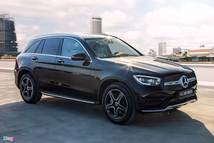 Mức giá công bố của GLC 200 trong năm 2021 là 1,8 tỷ đồng, tăng 50 triệu đồng. Phiên bản sử dụng hệ dẫn động 4 bánh GLC 200 4MATIC đạt mức 2,1 tỷ đồng, tăng thêm 60 triệu đồng. Phiên bản thể thao GLC 300 4MATIC thậm chí lên đến 2,5 tỷ đồng, tăng 100 triệu đồng so với trước đây. 