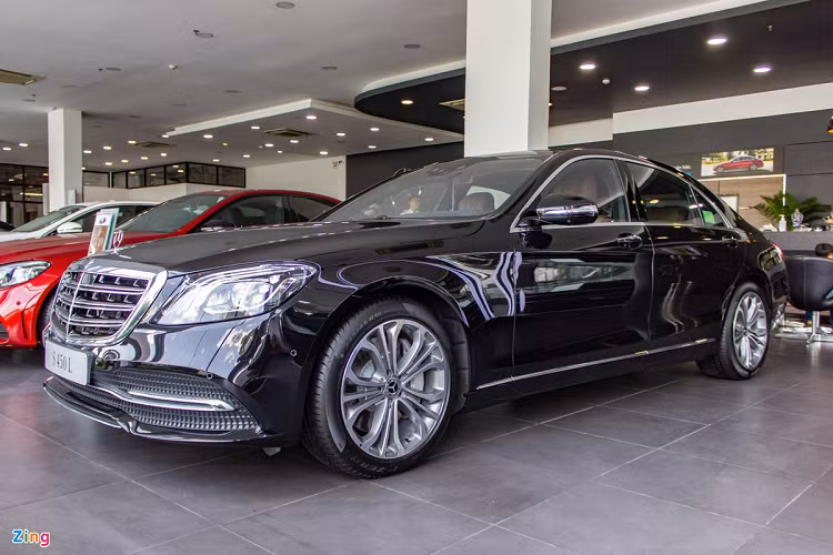 Theo một số nguồn tin, phiên bản E-Class facelift và S-Class all-new, vốn đã ra mắt tại nhiều thị trường khác, sẽ có mặt tại Việt Nam trong năm 2021. Đồng thời, số lượng các xe này tại các đại lý không còn nhiều nên mức giá không chênh lệch lớn. 