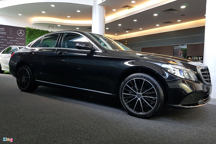 Mercedes-Benz C-Class hiện được phân phối với 3 phiên bản. Trong khi C 180 vẫn giữ nguyên mức giá 1,4 tỷ đồng, C 200 Exclusive có giá mới 1,7 tỷ đồng, tăng 10 triệu đồng so với năm 2020. Phiên bản cao cấp nhất C 300 AMG được niêm yết 1,97 tỷ đồng, tăng 30 triệu đồng. 