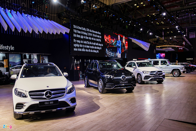 Mercedes-Benz là hãng xe sang dẫn đầu trong nhiều phân khúc tại thị trường Việt Nam với nhiều lợi thế về giá bán. Nổi bật nhất của thương hiệu Mercedes-Benz tại Việt Nam là các dòng xe lắp ráp như C-Class, E-Class, S-Class và GLC. 