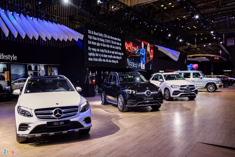 Mercedes-Benz là hãng xe sang dẫn đầu trong nhiều phân khúc tại thị trường Việt Nam với nhiều lợi thế về giá bán. Nổi bật nhất của thương hiệu Mercedes-Benz tại Việt Nam là các dòng xe lắp ráp như C-Class, E-Class, S-Class và GLC. 