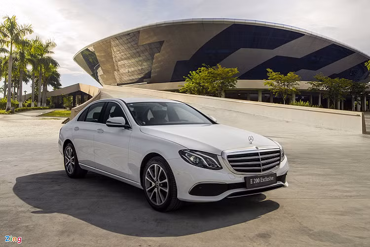 Các phiên bản sedan cao cấp hơn như E-Class và S-Class không có sự thay đổi về giá trong năm nay. E 180, E 200 Exclusive và E 300 AMG có mức giá lần lượt là 2,05 tỷ đồng, 2,3 tỷ đồng và 2,92 tỷ đồng. Tương tự, S 450 chỉ nâng cấp thiết kế mâm mới, vẫn giữ nguyên mức giá 4,3 tỷ đồng và S 450 Luxury là 4,97 tỷ đồng.