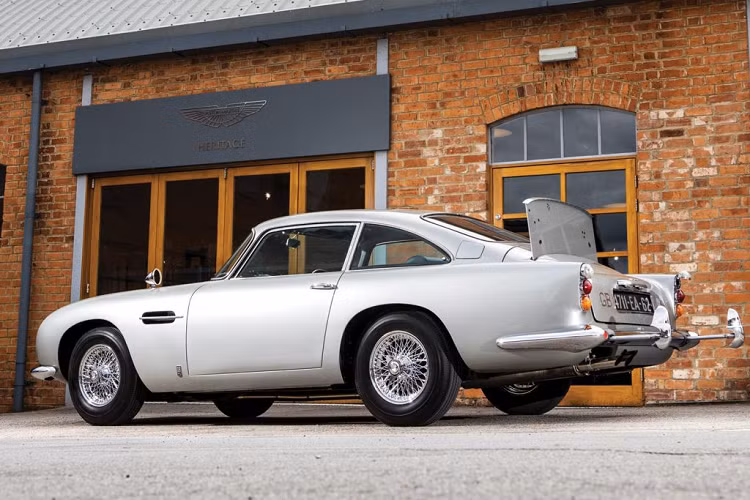 Mức giá xe Aston Martin DB5 1964 thời điểm hiện tại ước tính khoảng 24 triệu USD (khoảng 547 tỷ đồng). Yếu tố khiến chiếc xe cổ này có mức giá “trên trời” như vậy là vì Aston Martin DB5 mang tính biểu tượng rất cao về văn hóa.