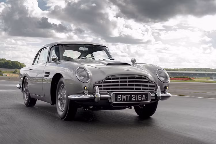 Giao dịch mua bán cuối cùng của Aston Martin DB5 diễn ra vào năm 1986 và giá trị của xe lúc bấy giờ là 275.000 USD (khoảng 6,28 tỷ đồng), tương đương 685.000 USD (khoảng 15,6 tỷ đồng) ngày nay tính theo lạm phát.