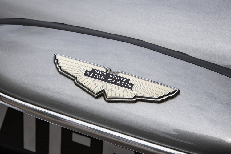 Vào năm 1977, Aston Martin DB5 bị đánh cắp từ một nhà chứa máy bay tư nhân ở sân bay Boca Raton, Florida và gần đây chiếc xe này được cho là đã xuất hiện tại Trung Đông.