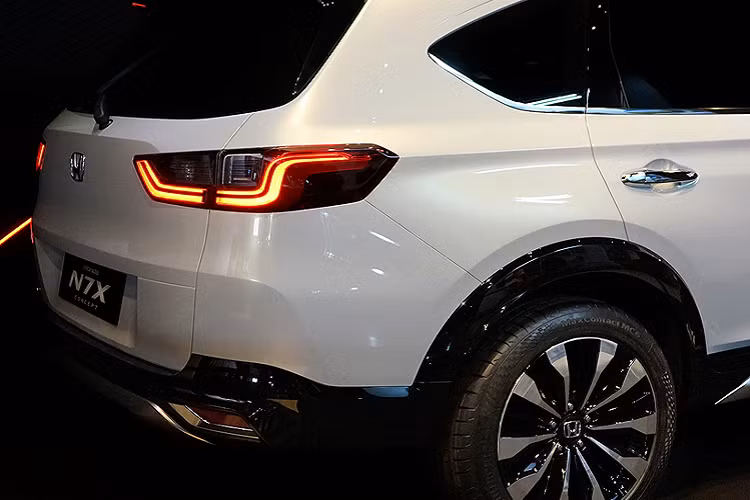 Xe sở hữu thiết kế khá hiện đại với lưới tản nhiệt lớn mạ crôm nối liền cụm đèn pha LED, tích hợp LED ban ngày (DRLs). Nhờ các tấm trên thân xe, Honda N7X concept mang phong cách SUV khoẻ khoắn.