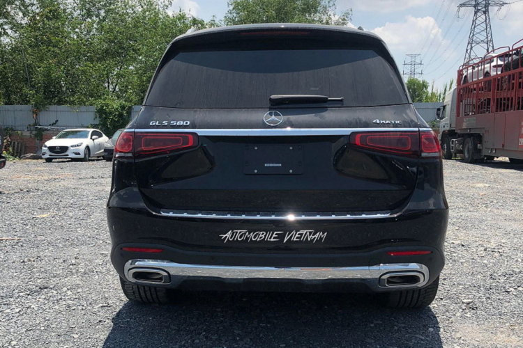 Sử dụng động cơ V8 mạnh mẽ, Mercedes-Benz GLS phiên bản GLS 580 4Matic nhập Mỹ này trở thành sự lựa chọn phù hợp với các đại gia yêu thích SUV cỡ lớn sở hữu động cơ mạnh mẽ. Hơn hết, lựa chọn chơi xe sang GLS hay G-Class nhập tư giúp đáp ứng ngay nhu cầu mua xe “cưới liền tay” không mất công chờ đợi của khách Việt.