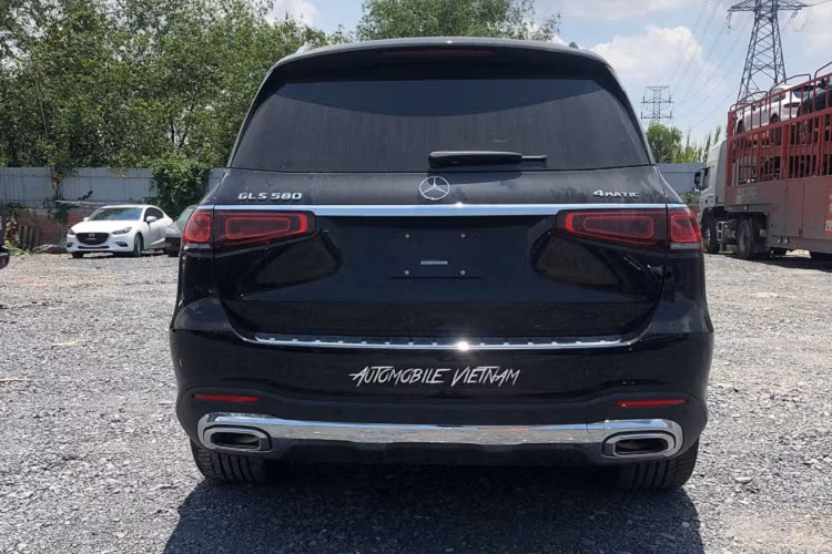 Sử dụng động cơ V8 mạnh mẽ, Mercedes-Benz GLS phiên bản GLS 580 4Matic nhập Mỹ này trở thành sự lựa chọn phù hợp với các đại gia yêu thích SUV cỡ lớn sở hữu động cơ mạnh mẽ. Hơn hết, lựa chọn chơi xe sang GLS hay G-Class nhập tư giúp đáp ứng ngay nhu cầu mua xe “cưới liền tay” không mất công chờ đợi của khách Việt.