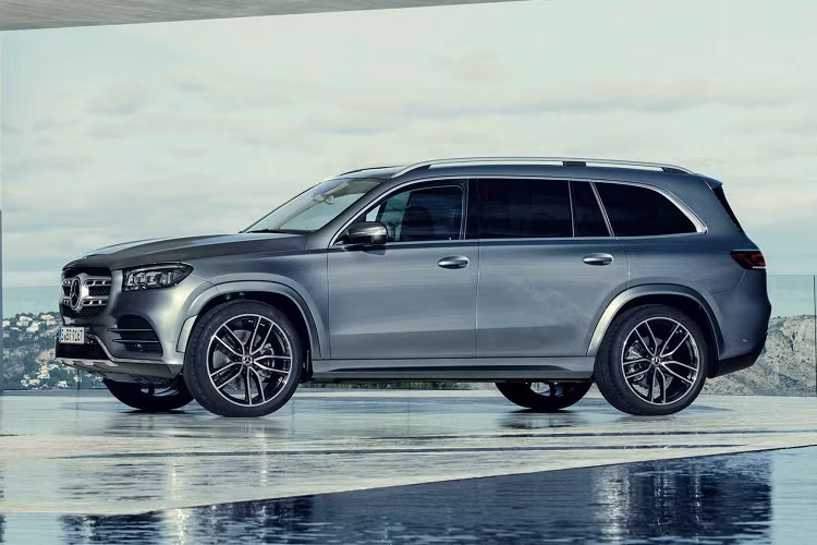 Nội thất Mercedes-Benz GLS sở hữu hệ thống thông tin giải trí MBUX mới sử dụng cặp màn hình 12,3 inch bao gồm màn hình hỗ trợ lái và cảm ứng trung tâm đa kết nối (Apple Carplay và Android Auto), điều hướng và giải trí, hệ thống giải trí MBUX. Bên cạnh các tính năng khác bao gồm hệ thống âm thanh cao cấp.