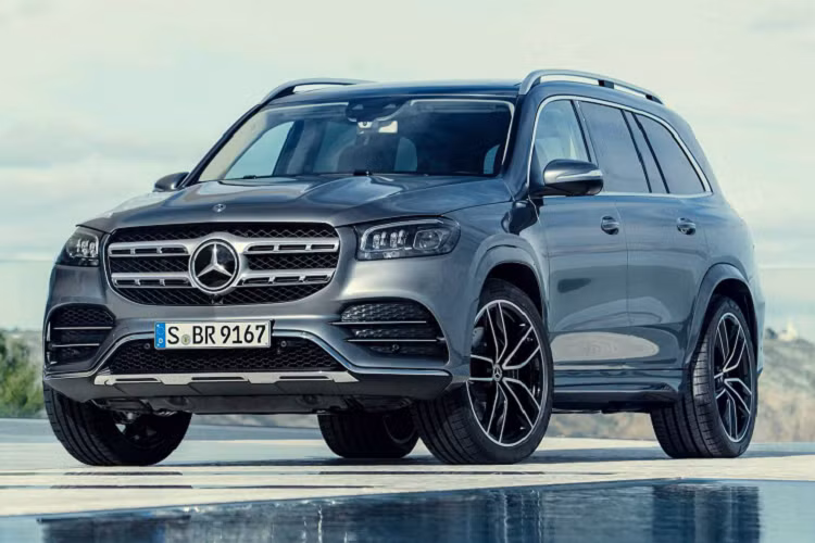 Mercedes-Benz GLS thế hệ mới sử dụng hệ thống treo khí nén AIRMATIC tiêu chuẩn với các giảm xóc thích ứng, hệ thống này sử dụng các hệ thống cảm biến và thuật toán rất phức tạp để tự động điều chỉnh từng giảm xóc phù hợp với điều kiện đường và chế độ lái hay tải trọng.