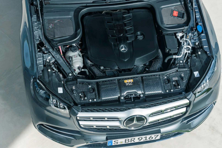 Tính đến thời điểm hiện tại ở Việt Nam, số lượng xe GLS 580 4Matic được đưa về nước không qua 3 chiếc. Trước đó, chiếc giá xe Mercedes-Benz GLS 580 4Matic khi về nước được chào bán tại một đại lý ở Hà Nội với mức gần 10 tỷ đồng. Khác với phiên bản GLS 450 4Matic nhập khẩu chính hãng sử dụng động cơ xăng 6cyl dung tích 3.0L tăng áp tích hợp công nghệ mild-hybrid EQ-Boost mạnh 367 mã lực.