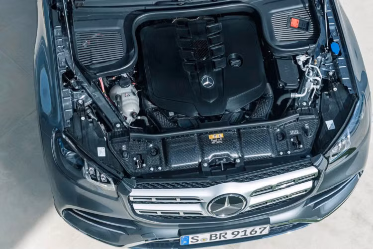 Tính đến thời điểm hiện tại ở Việt Nam, số lượng xe GLS 580 4Matic được đưa về nước không qua 3 chiếc. Trước đó, chiếc giá xe Mercedes-Benz GLS 580 4Matic khi về nước được chào bán tại một đại lý ở Hà Nội với mức gần 10 tỷ đồng. Khác với phiên bản GLS 450 4Matic nhập khẩu chính hãng sử dụng động cơ xăng 6cyl dung tích 3.0L tăng áp tích hợp công nghệ mild-hybrid EQ-Boost mạnh 367 mã lực.