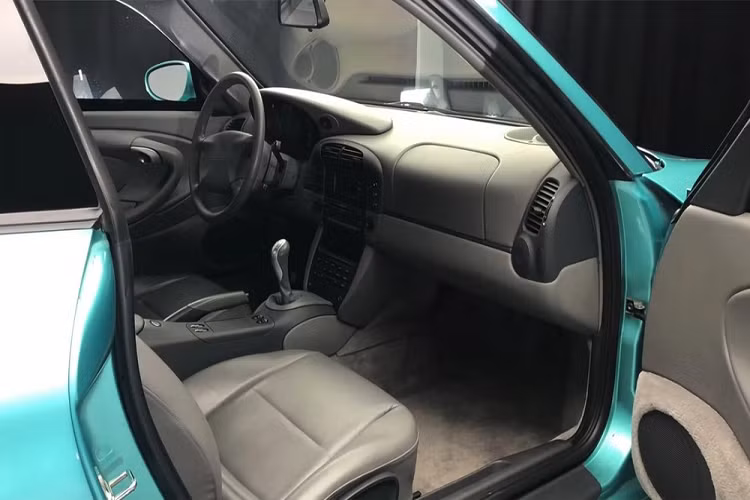 Đó là bởi vì nó được trang bị giáp chống đạn ngay từ nhà máy. Được chế tạo duy nhất một lần bởi Porsche vào giữa những năm 1990 sau khi một khách hàng yêu cầu một chiếc xe Porsche 911 bọc thép, chiếc 996 Carrera độc đáo này vẫn tồn tại cho đến ngày nay và là một phần trong bộ sưu tập của Viện bảo tàng Porsche.