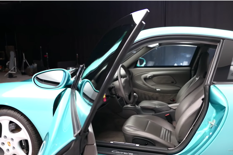 Mặc dù tăng hơn gấp đôi trọng lượng, nó vẫn chỉ trang bị động cơ 6 phẳng dung tích 3.4 lít nguyên bản, sản sinh 296 mã lực và 350 Nm mô-men xoắn cực đại.