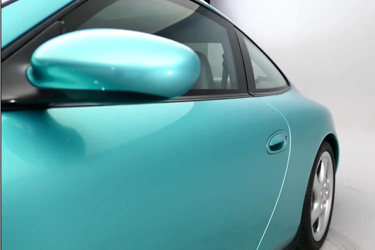 Nói một cách khác là nếu nhìn bằng mắt thường, nó trông giống hệt như một chiếc 911 Carrera 996 bình thường. Nếu bạn đang cảm thấy nghi hoặc, lớp giáp củng cố của xe không chỉ là trên lý thuyết. Porsche đã thử nghiệm nó và tuyên bố rằng ở hầu hết các vị trí, thân xe có thể chịu được hỏa lực của súng lục 9 mm cũng như súng lục ổ quay .44 Magnum.