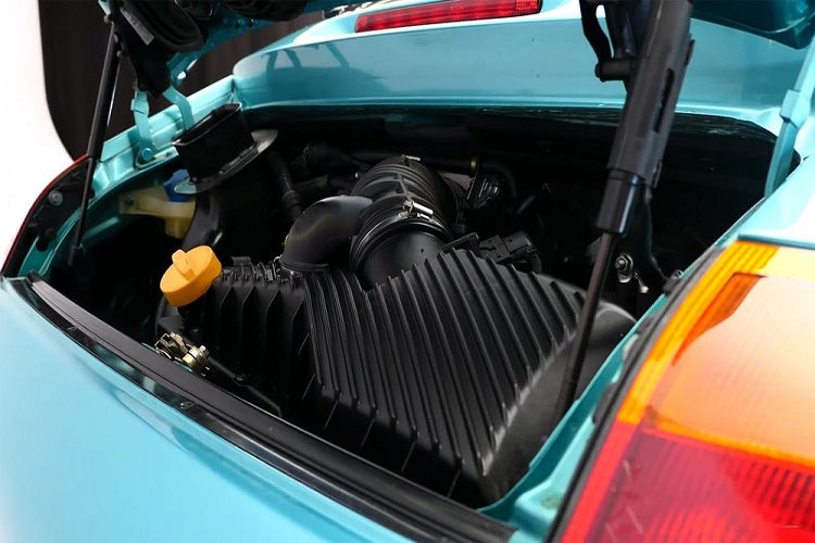 Để tạo ra chiếc Porsche 911 chống đạn, Porsche đã bắt đầu với một chiếc Carrera 996 đời đầu được hoàn thiện trong màu Dragonfly Turquoise Metallic. Sau đó, họ đã bổ sung kính cường lực dày 20 mm được chế tạo và cung cấp đặc biệt cho chiếc xe này. Tất cả các ô cửa đều được lắp loại kính này, và kết quả là kính chắn gió phía sau của xe cũng có thể chống đạn tốt. Điều duy nhất khiến ta nhận biết lớp kính mới này là đường viền đen dày 2 inch quanh cửa sổ.