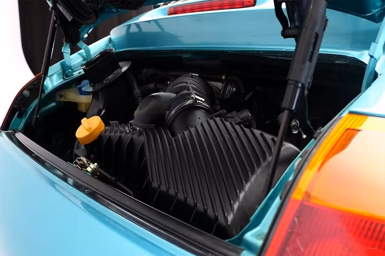 Để tạo ra chiếc Porsche 911 chống đạn, Porsche đã bắt đầu với một chiếc Carrera 996 đời đầu được hoàn thiện trong màu Dragonfly Turquoise Metallic. Sau đó, họ đã bổ sung kính cường lực dày 20 mm được chế tạo và cung cấp đặc biệt cho chiếc xe này. Tất cả các ô cửa đều được lắp loại kính này, và kết quả là kính chắn gió phía sau của xe cũng có thể chống đạn tốt. Điều duy nhất khiến ta nhận biết lớp kính mới này là đường viền đen dày 2 inch quanh cửa sổ.