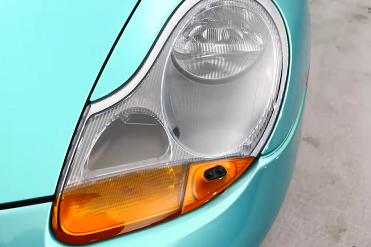 Tuy nhiên, tất cả những điều này đều phải trả giá bằng trọng lượng bổ sung. Trong khi một chiếc Carrera 996 bình thường nặng 1.317 kg, thì chiếc xe cụ thể này có trọng lượng tới 2.722 kg.