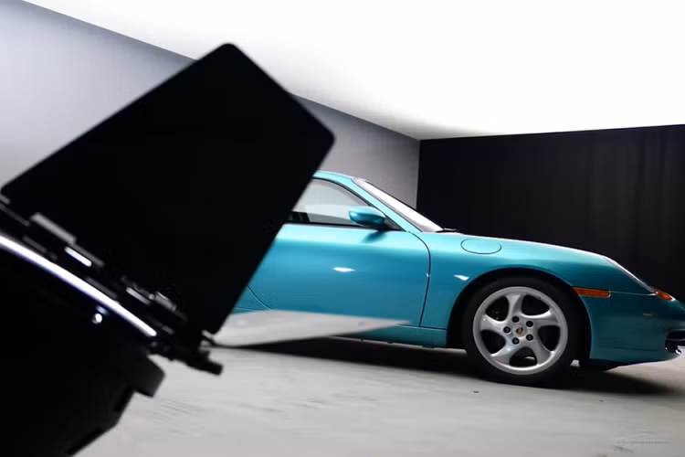 Một “tác dụng phụ” của tất cả tấm kính chống đạn đó là cabin im lặng đến đáng sợ. Mặc dù có những thay đổi lớn về ngoại thất, nội thất xe trông vẫn như vậy, ngoại trừ một cửa sổ trời. Điều đó nói lên rằng, chiếc xe này có hầu hết mọi tùy chọn nội thất có sẵn tại thời điểm đó, với hệ thống âm thanh cao cấp, ghế sưởi điều chỉnh điện, và hệ thống kiểm soát hành trình.