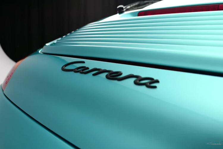 Đối với thân vỏ xe, Porsche đã loại bỏ sự lựa chọn hiển nhiên là thép chịu lực nặng để chuyển sang một thứ gì đó bền hơn một chút. Hãng xe Đức đã chọn Dyneema, một hợp chất hấp thụ năng lượng có trọng lượng tương đương với thép, chỉ khác là nó mạnh hơn những 15 lần. Một lần nữa, lớp giáp này không hề lộ ra bên ngoài, và đó là một trong những đặc tính hay nhất của nó.