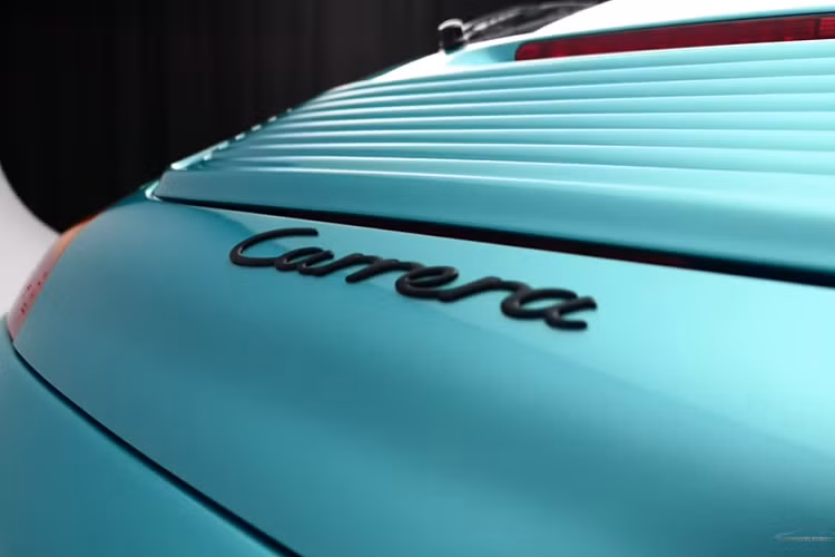 Đối với thân vỏ xe, Porsche đã loại bỏ sự lựa chọn hiển nhiên là thép chịu lực nặng để chuyển sang một thứ gì đó bền hơn một chút. Hãng xe Đức đã chọn Dyneema, một hợp chất hấp thụ năng lượng có trọng lượng tương đương với thép, chỉ khác là nó mạnh hơn những 15 lần. Một lần nữa, lớp giáp này không hề lộ ra bên ngoài, và đó là một trong những đặc tính hay nhất của nó.