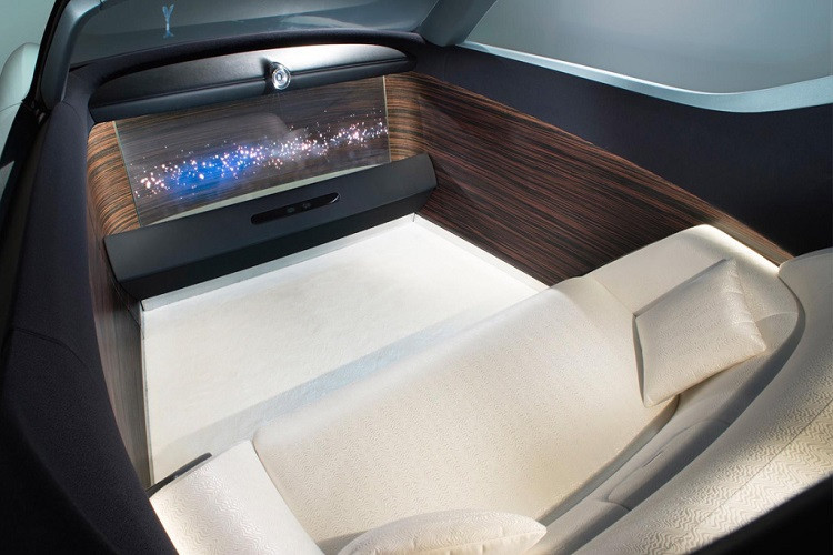 Từ trước tới nay, Rolls-Royce vốn cực kỳ nổi tiếng với những khối động cơ đặc trưng dung tích lớn, nhưng lại rất êm ái và tĩnh lặng, ít phát ra tiếng ồn. Và mẫu EV của hãng vẫn sẽ giữ vững truyền thống này. Nó sẽ "rất mạnh nhưng cũng cực kỳ lặng êm" - theo như lời của ông Mueller-Oetvoes.