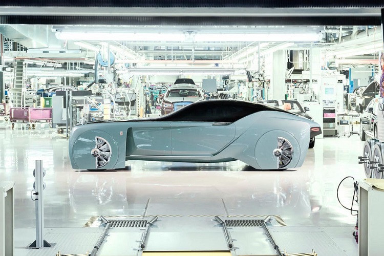 Ngoài ra, ông từ chối cung cấp thêm bất kỳ thông tin cụ thể nào khác về mẫu EV của hãng trong thời điểm hiện tại. Tuy nhiên theo các thông tin bên lề, nhiều khả năng Rolls-Royce Silent Shadow chạy điện sẽ được ra mắt ngay trong thập niên này (tức là trước năm 2030).