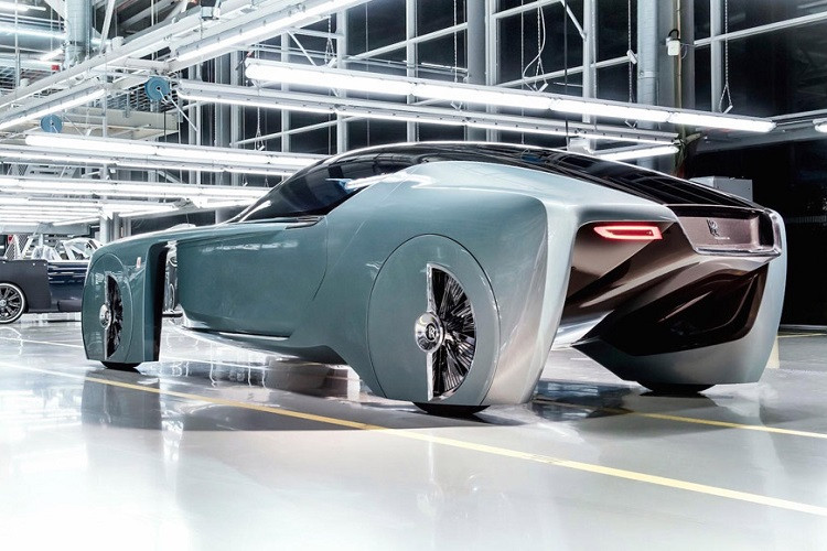 Cũng theo những thông tin chưa chính thức, Rolls-Royce hiện nay đang bí mật thử nghiệm công nghệ xe điện EV tạm thời trên những chiếc Phantom. Mặc dù vậy, phiên bản thương mại của xe sẽ là một cái tên hoàn toàn mới.